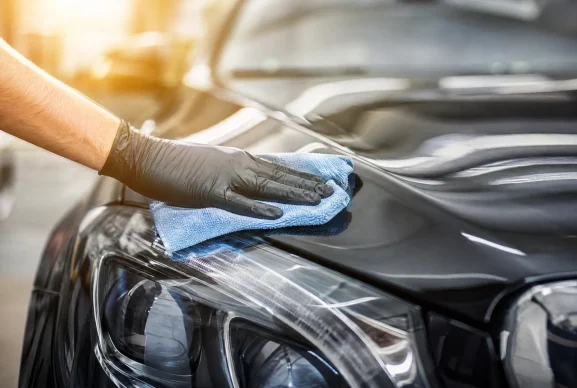 car-detailing-in-action-E3MbSsVgAozJvQkvpq3aW4